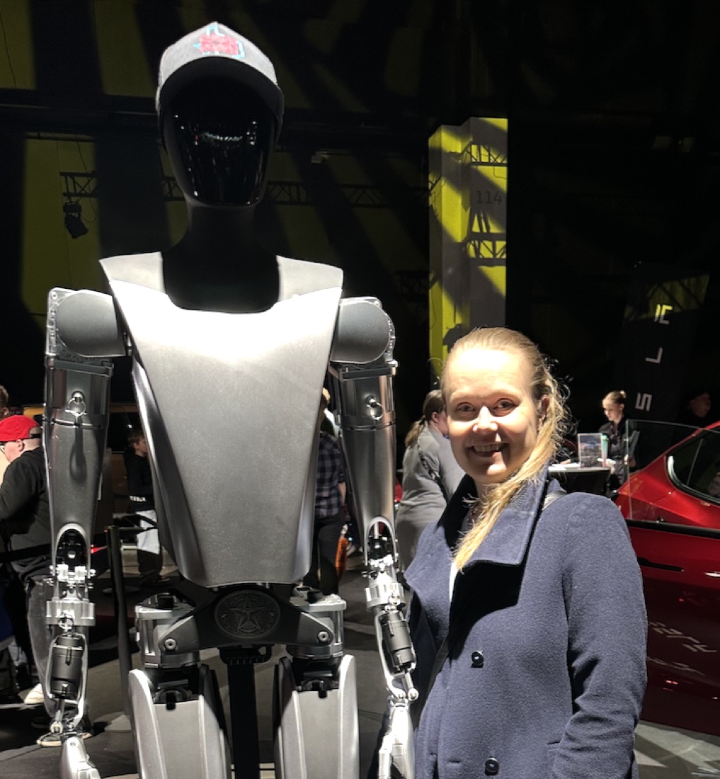 Nina Patkai with a humanoid robot at a technology event
